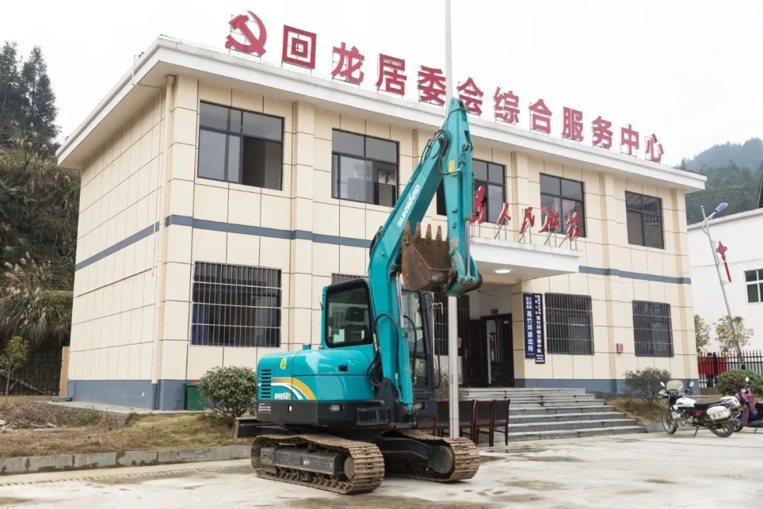 校企相助精准扶贫，，，，，产教融合振兴墟落 | 壹定发智能向相助院校对口扶贫点捐赠挖掘机