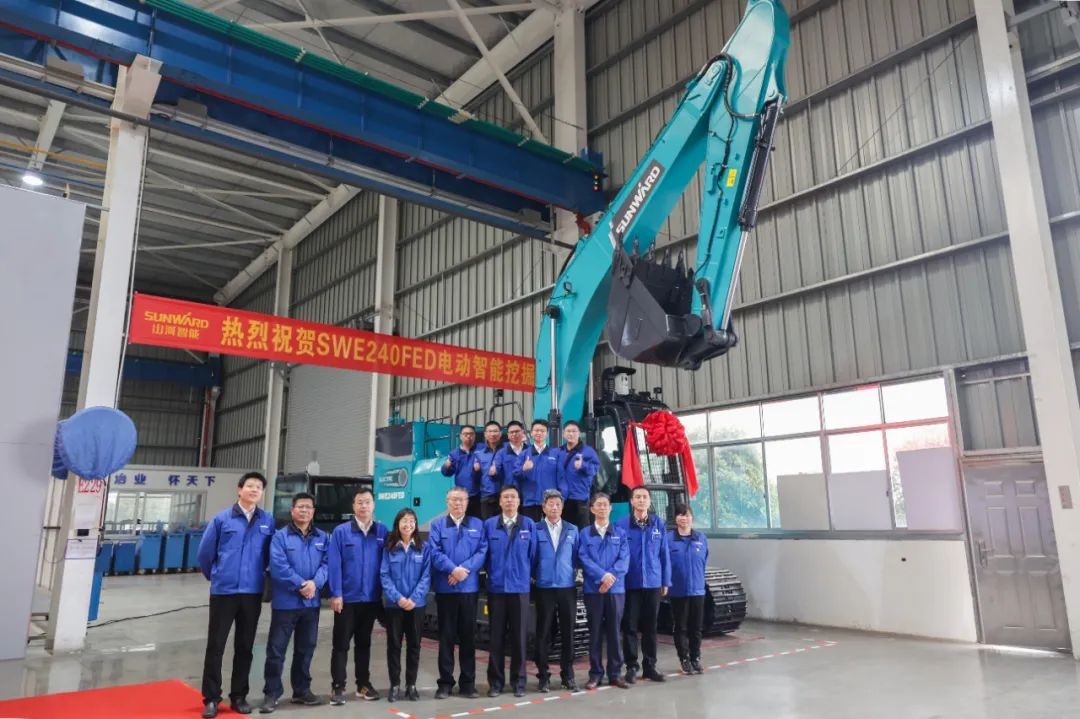 天下首台！壹定发智能SWE240FED电动智能挖掘机下线