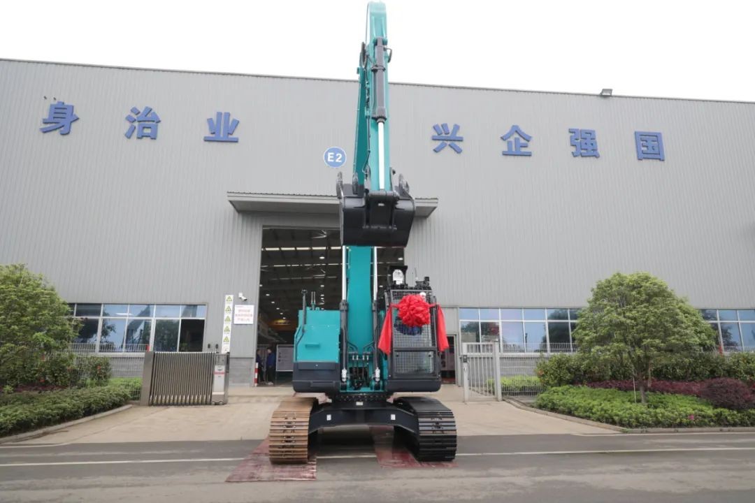 天下首台！壹定发智能SWE240FED电动智能挖掘机下线