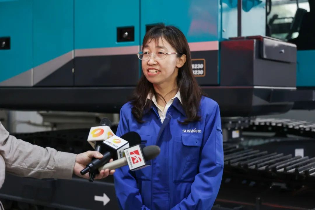 天下首台！壹定发智能SWE240FED电动智能挖掘机下线