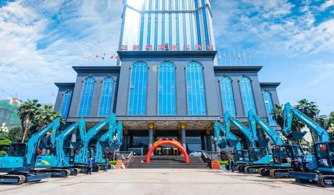 壹定发智能挖掘机春季订货会长沙会场侧记