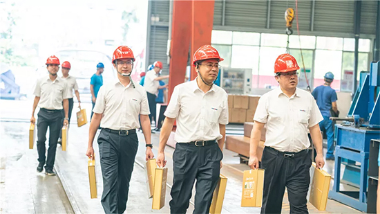 万力集团“送清凉”活动，，，慰问一线员工