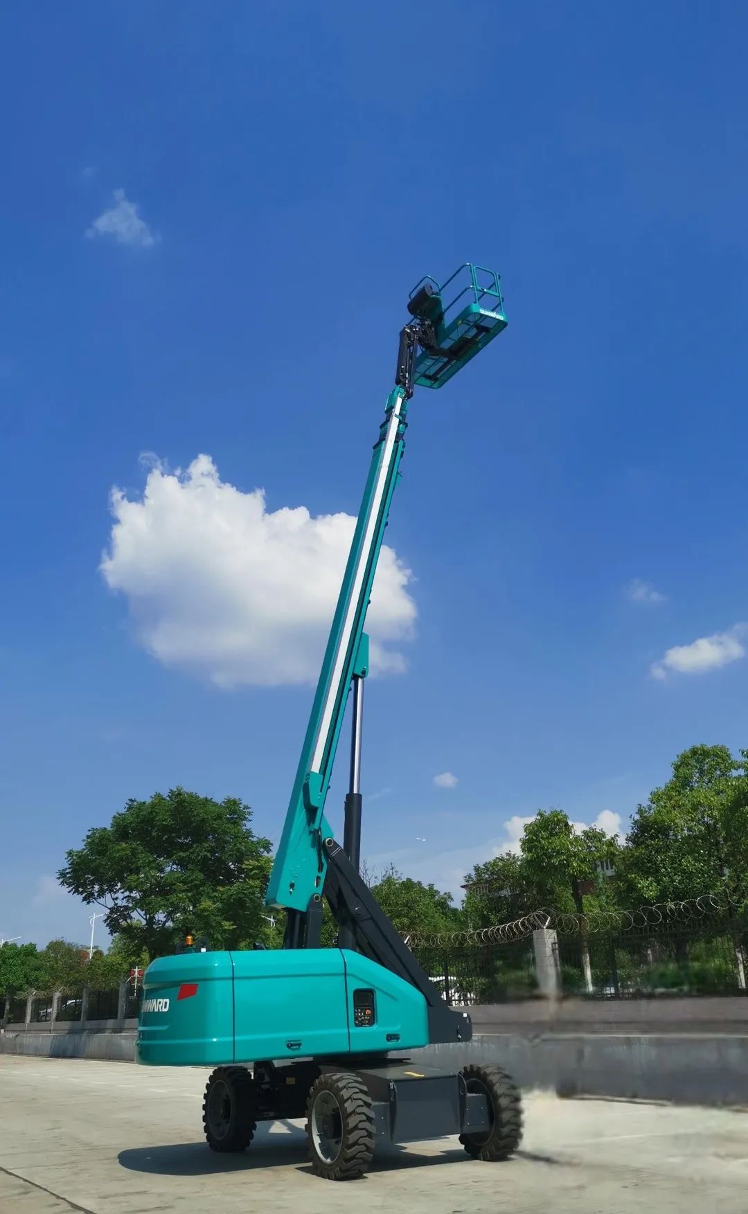 壹定发智能首款直臂式高空作业平台顺遂通过评审