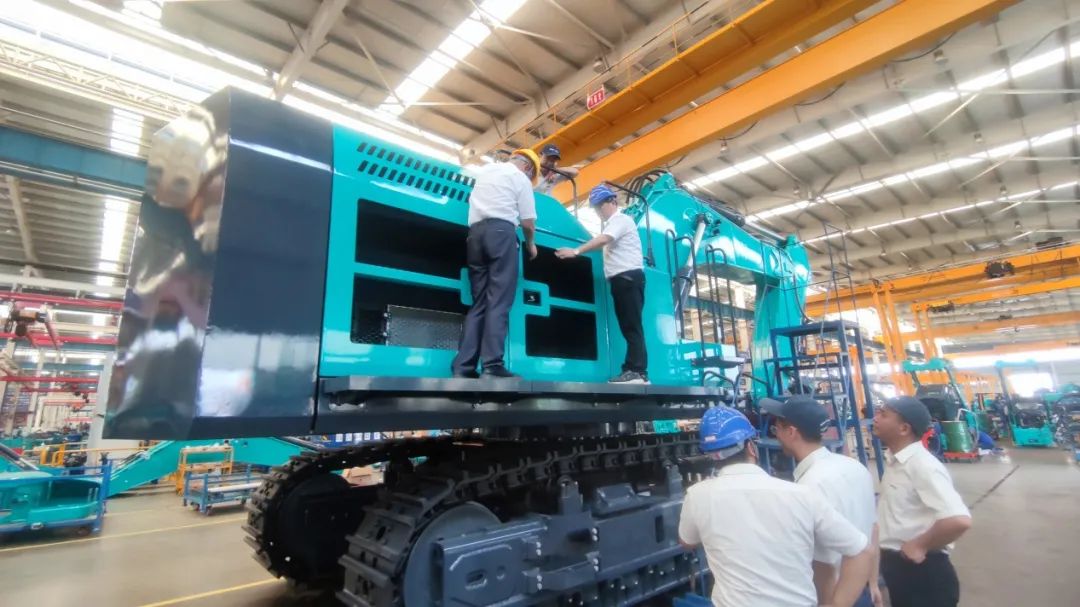 够炫！够酷！壹定发智能超大型挖掘机SWE750F下线