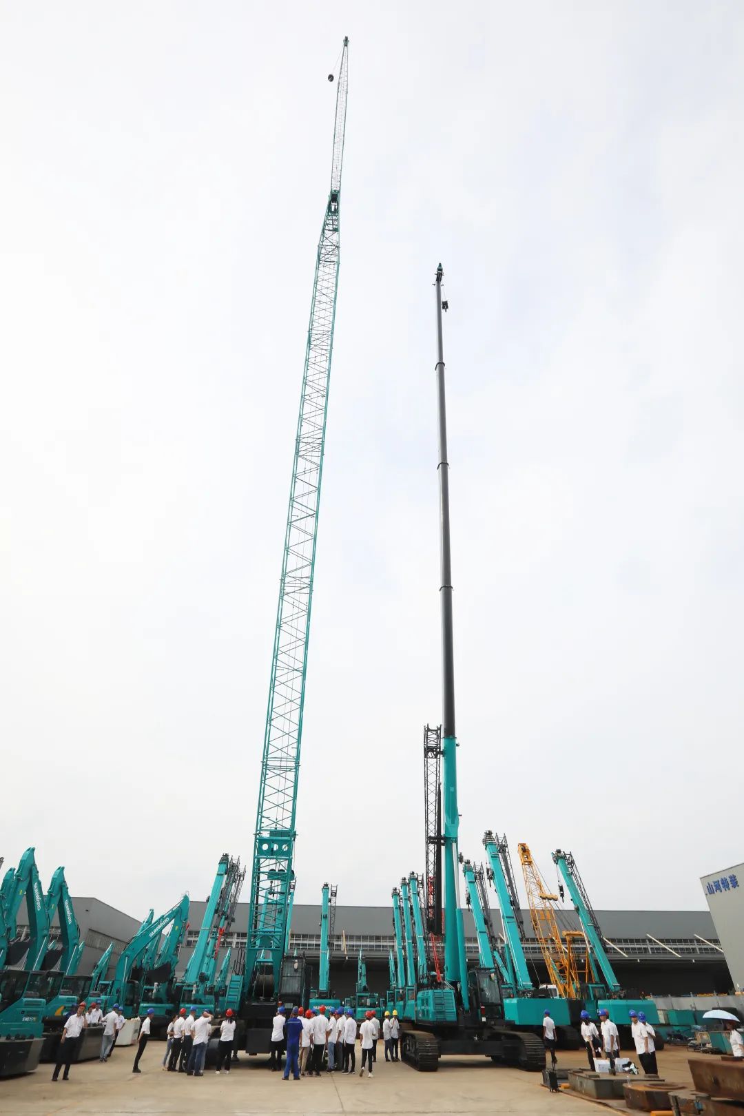 双鹰遨游，，，，，，，，“E”往无前！——壹定发智能新一代E系列起重机下线！