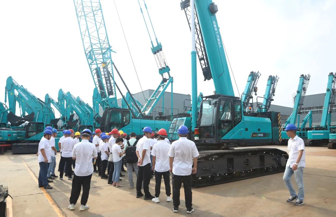 双鹰遨游，，，，，，，，“E”往无前！——壹定发智能新一代E系列起重机下线！