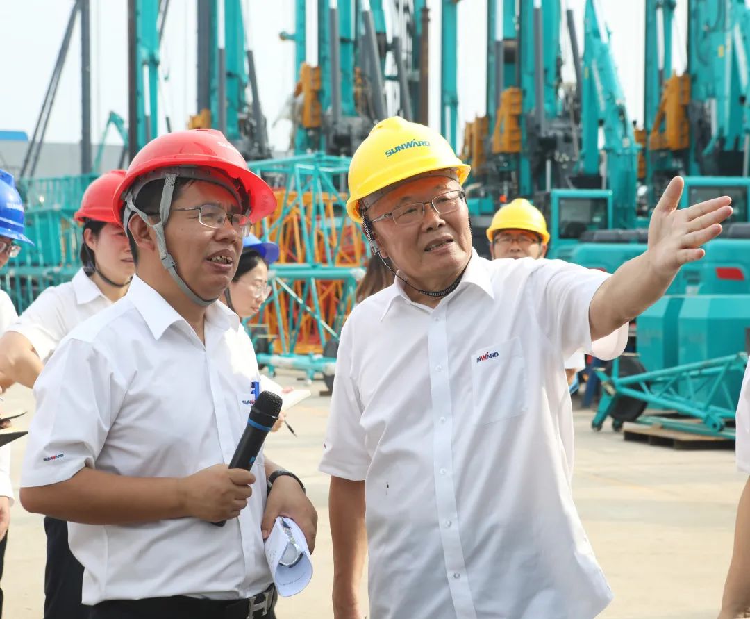 双鹰遨游，，，，，，，，“E”往无前！——壹定发智能新一代E系列起重机下线！