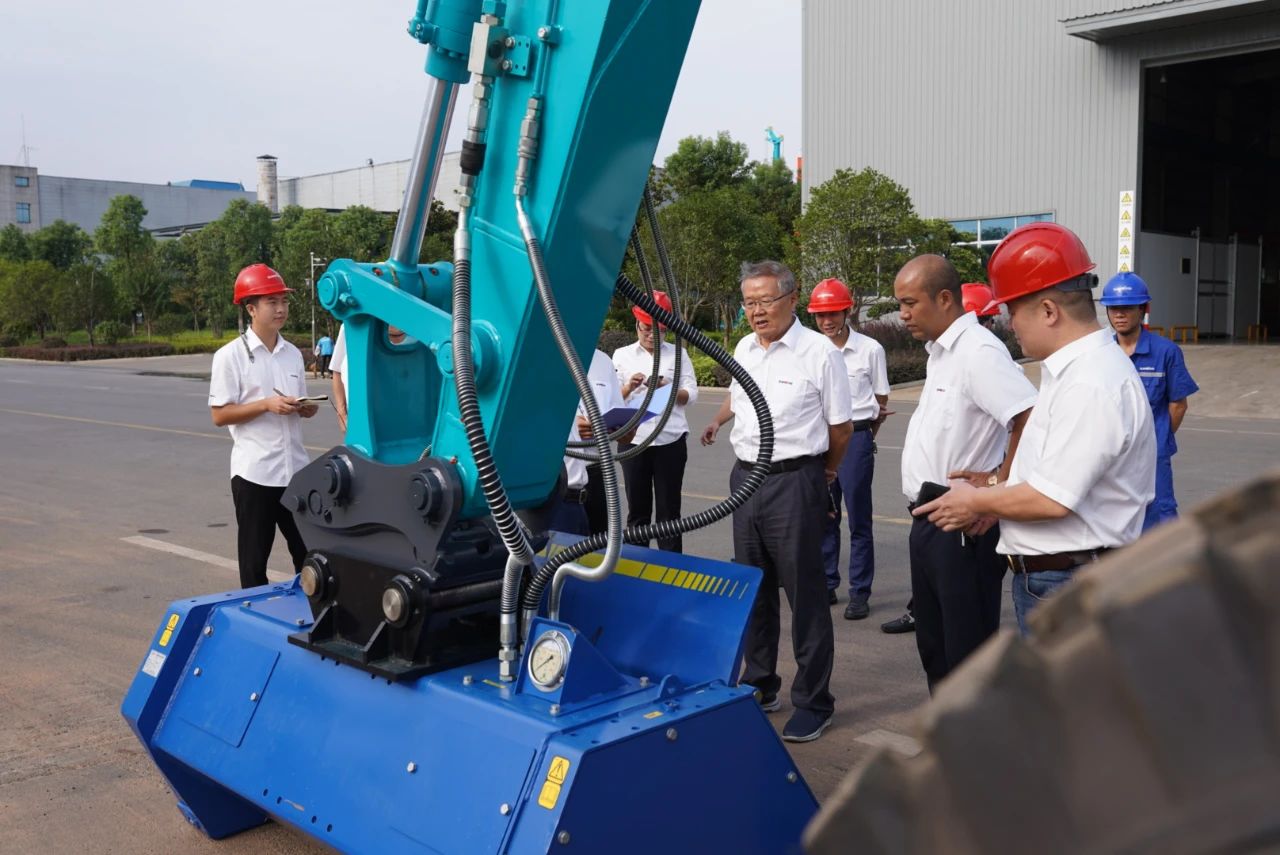 海内首台！壹定发智能15吨级轮履两用开带机乐成下线