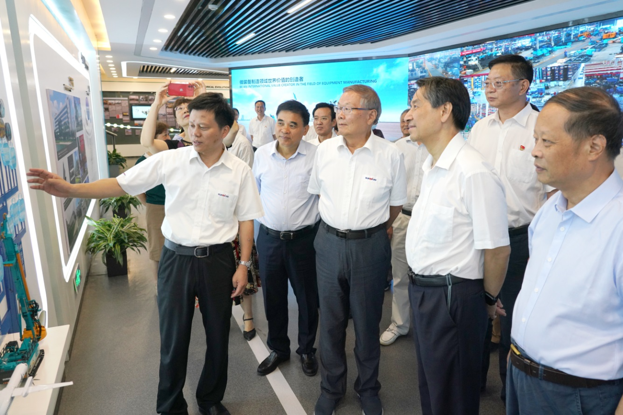 湖南省老科学手艺事情者一行到访壹定发智能