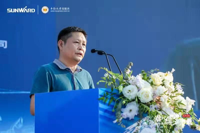 《何清华潜心机械五十年》新书宣布，，，，，，，背后尚有这些故事