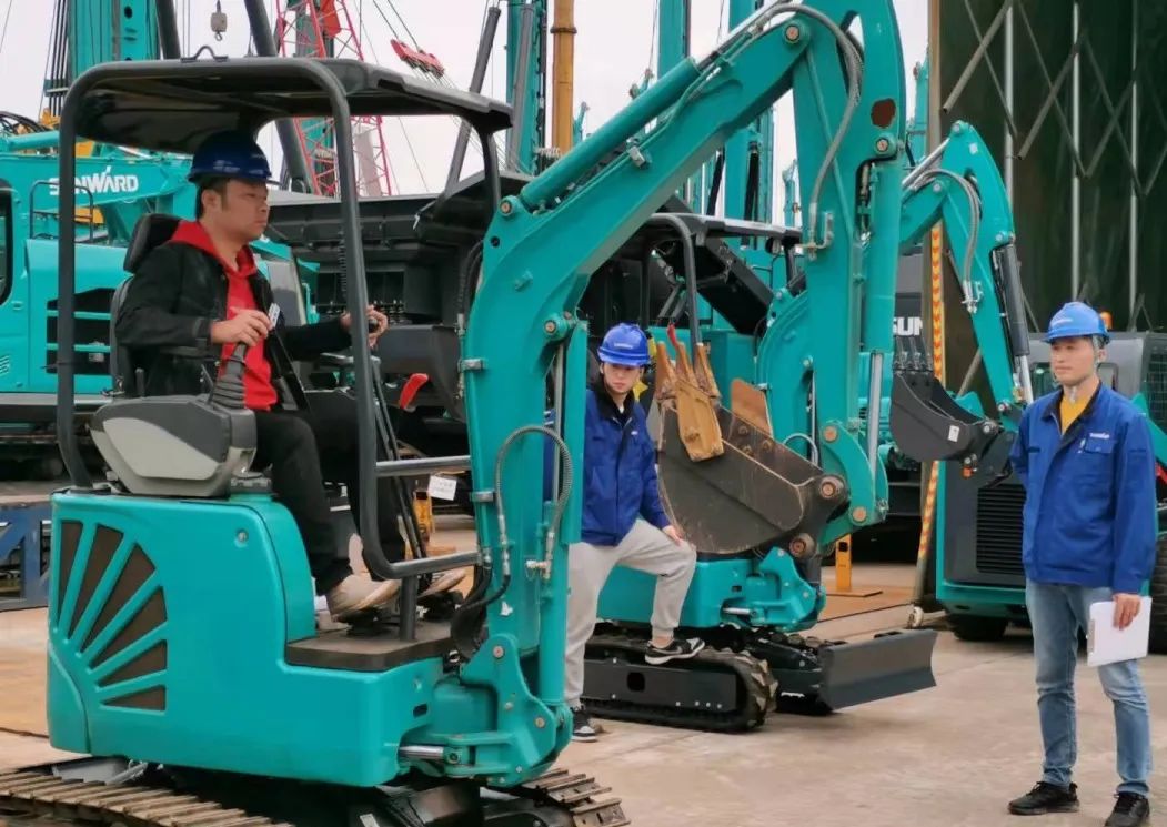 一起来“找茬”！10位“超等体验官”试驾壹定发智能最新“F系列”挖掘机