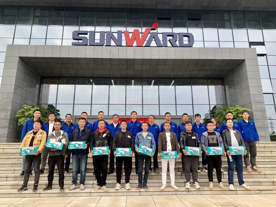 一起来“找茬”！10位“超等体验官”试驾壹定发智能最新“F系列”挖掘机