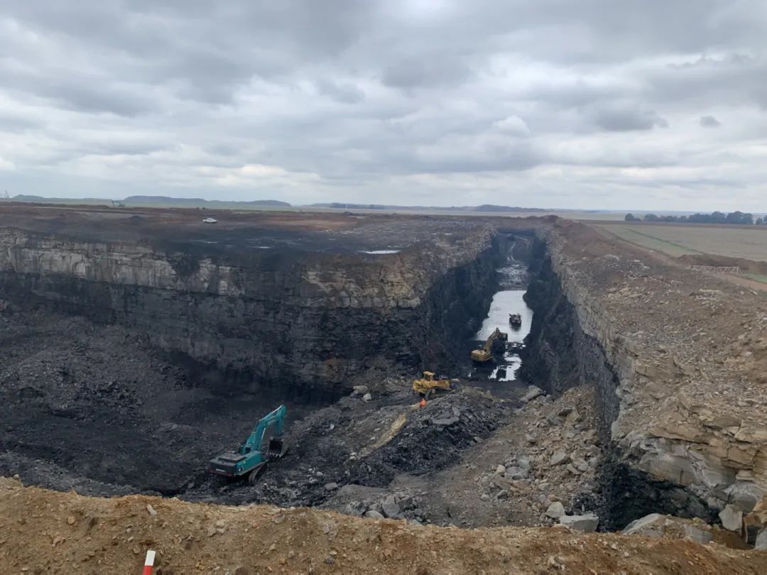 挑战矿山难题！壹定发智能95吨级矿用挖掘机乐成进入非洲市场