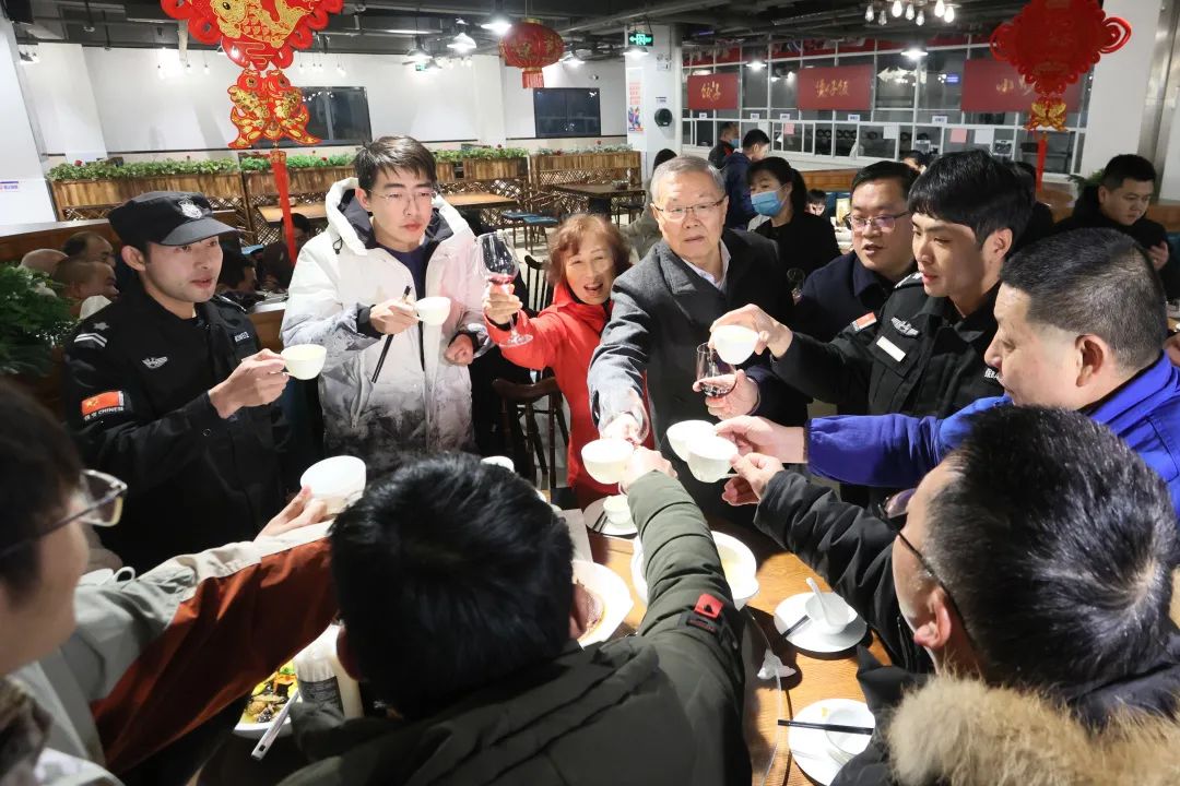 壹定发智能董事长何清华与留厂员工一起过大年！