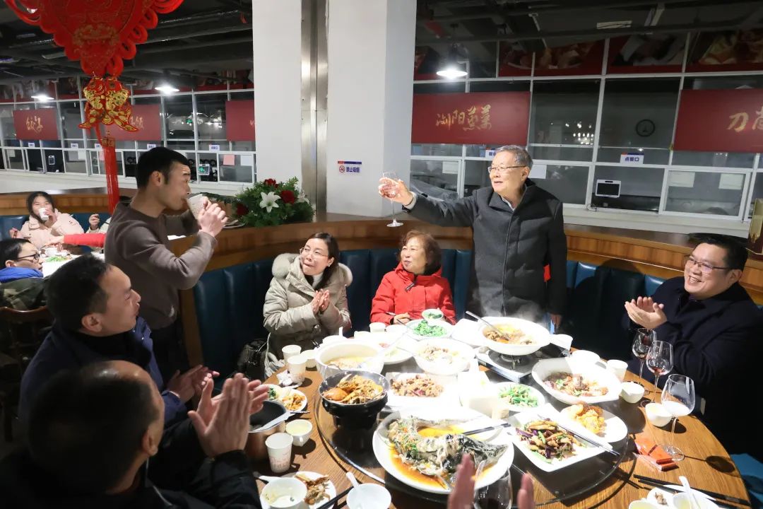 壹定发智能董事长何清华与留厂员工一起过大年！