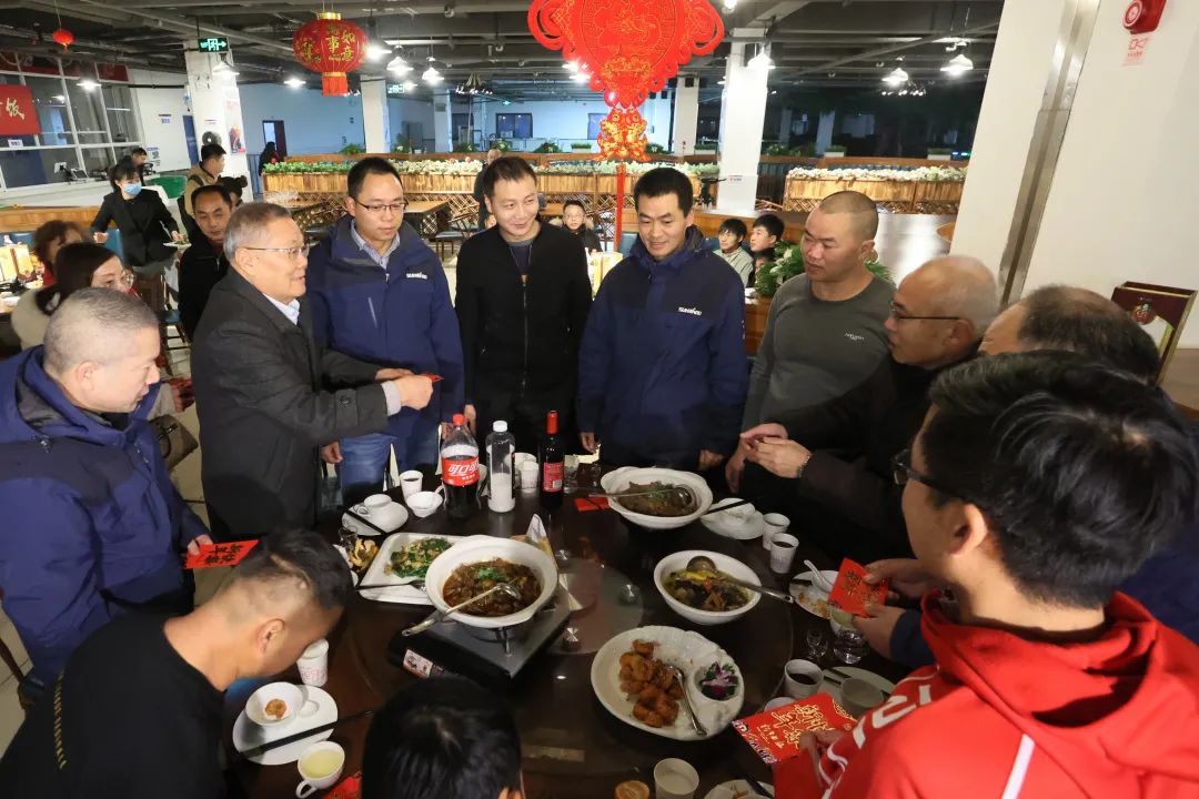 壹定发智能董事长何清华与留厂员工一起过大年！