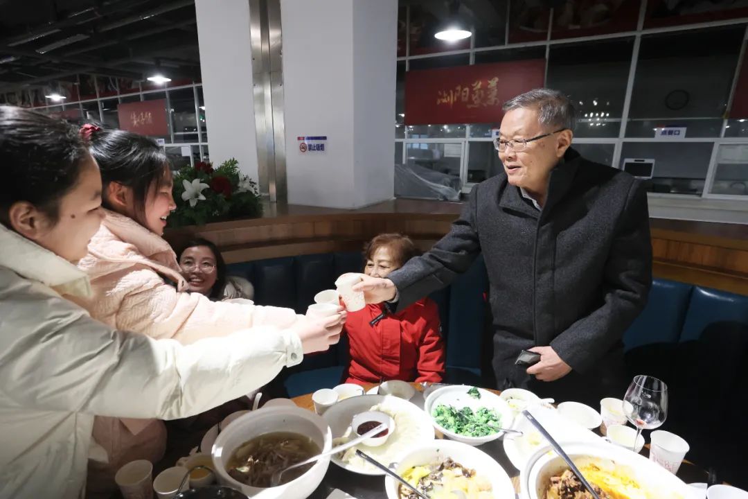 壹定发智能董事长何清华与留厂员工一起过大年！