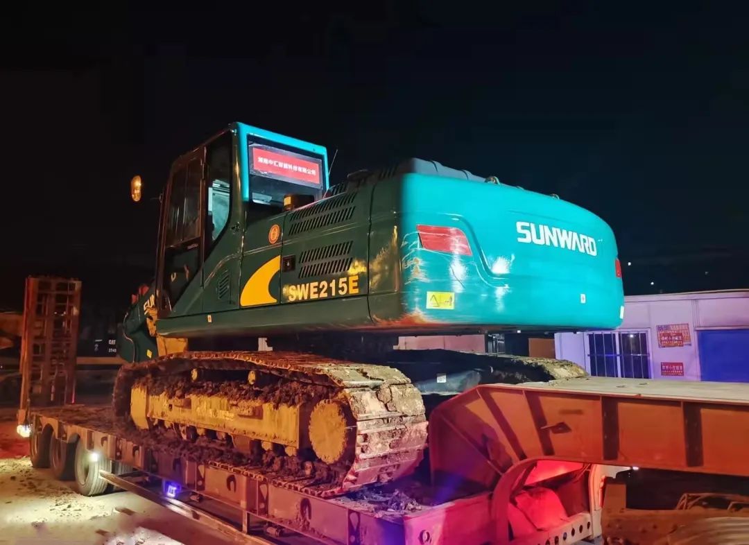 冲锋一线显继续！壹定发智能挖掘机助力长沙方舱医院建设