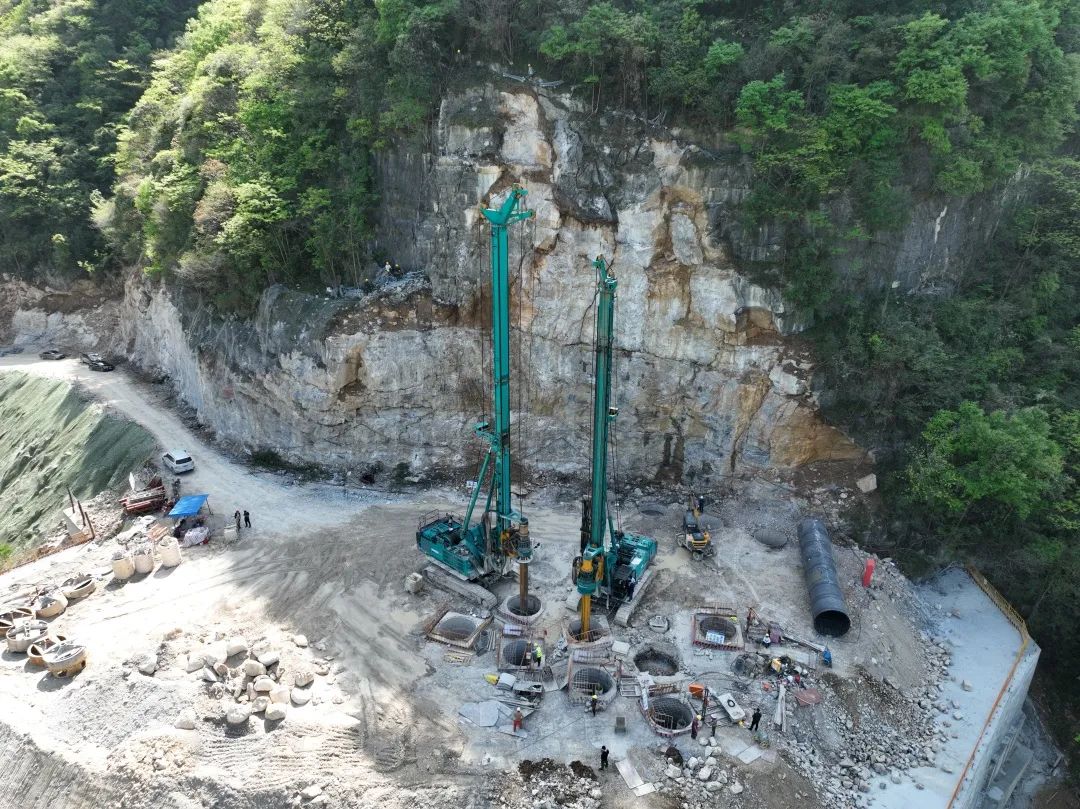 展现施工“奇效”！壹定发智能旋挖钻机强势助力炉慈高速公路建设