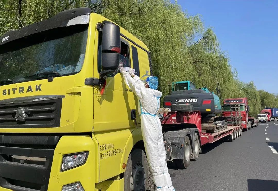 防疫、交机两手抓！壹定发智能挖掘机顺遂交付获好评