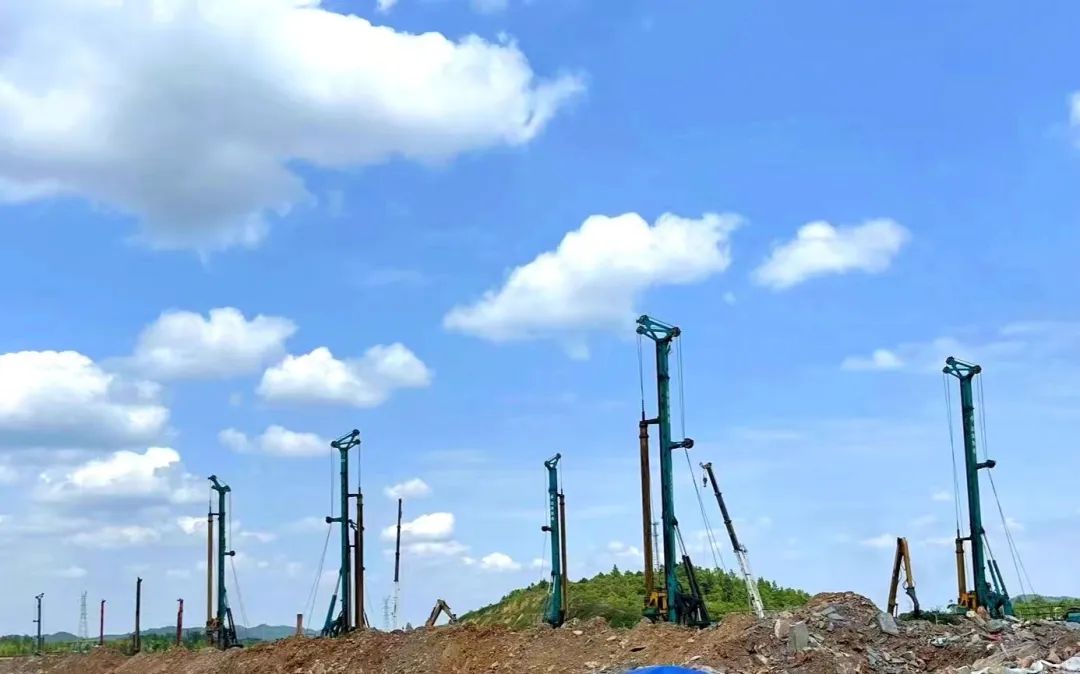 打桩“神器”再露矛头！壹定发智能旋挖钻机助力贵阳贵安新区负极质料项目加速建设