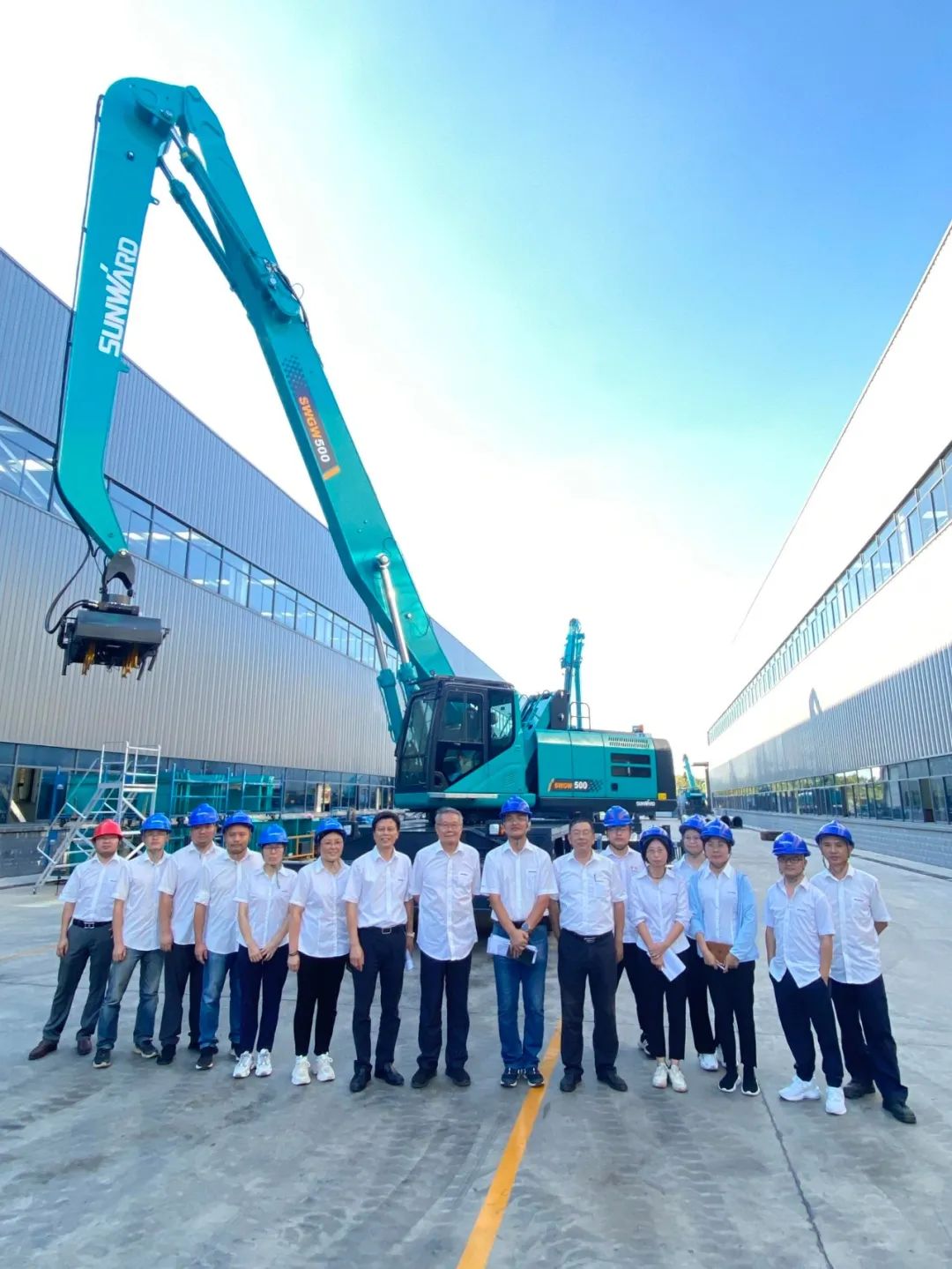 作业幅度达18米，，，，，，，，壹定发智能首台轮式抓料机乐成下线