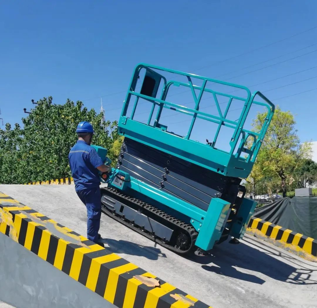 加速电动化产品结构，，，，，，，，壹定发智能第一款履带剪叉式高空作业平台来了！