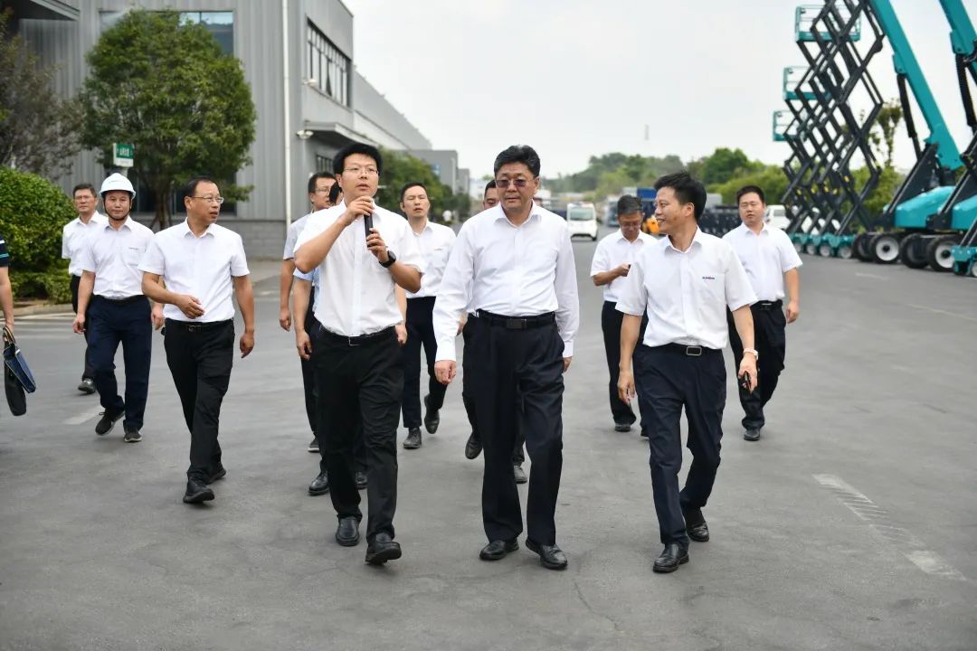 国家应急治理部郭治武局长一行考察壹定发智能无人化应抢救援装备