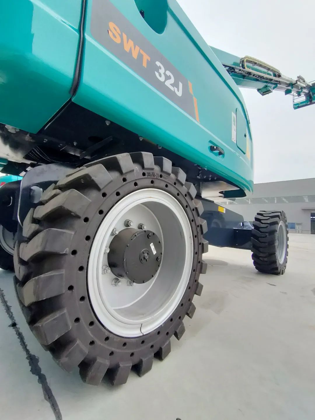 无需扩桥！壹定发智能国四款32米直臂式高空作业平台乐成下线