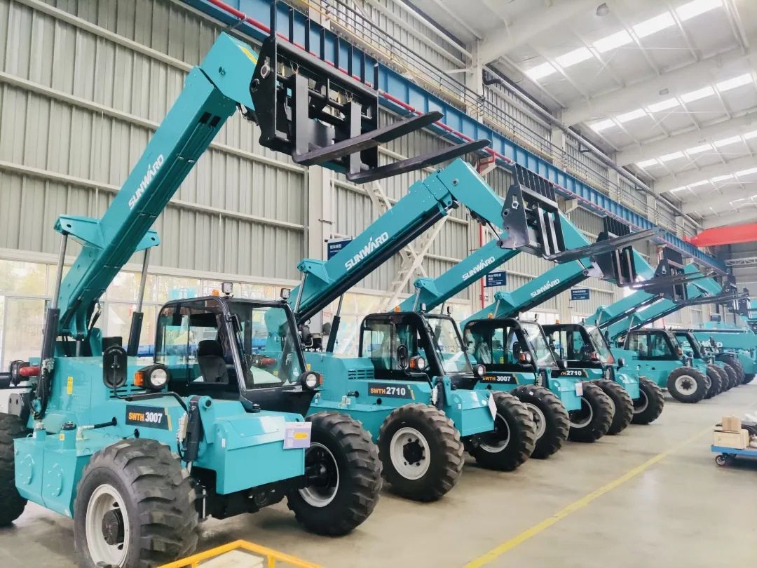 “兔飞猛进”添新品！壹定发智能两款伸缩臂叉装车同时下线