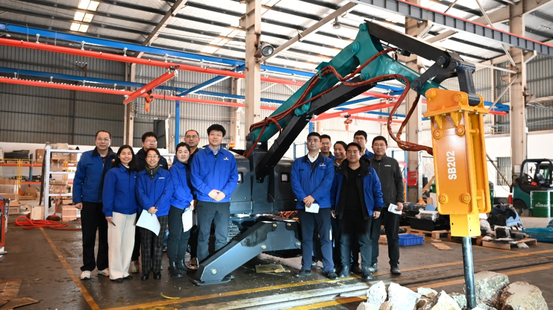 破拆应急，，，，，智能继续！壹定发特装SWR280DE破拆机械人下线交付