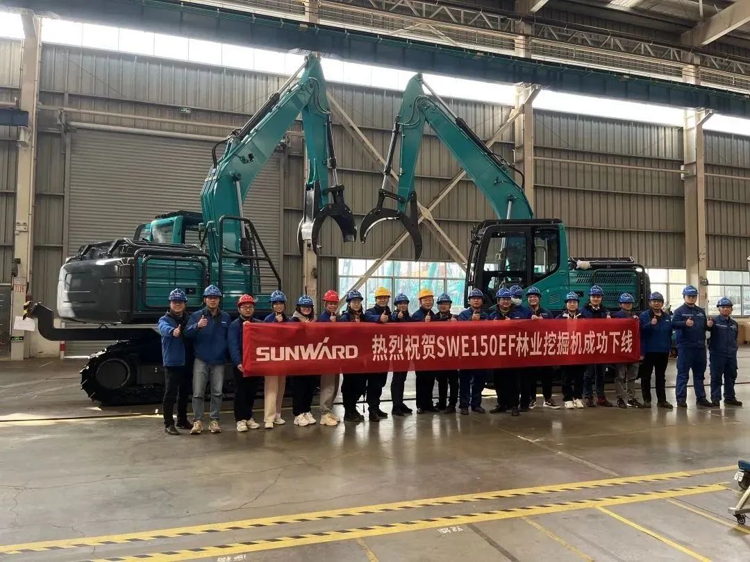 翻山越岭，，，，，，，，称霸“武林”！壹定发智能首款中型林业挖掘机乐成下线