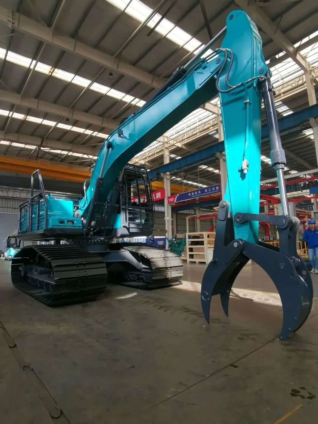 翻山越岭，，，，，，，，称霸“武林”！壹定发智能首款中型林业挖掘机乐成下线