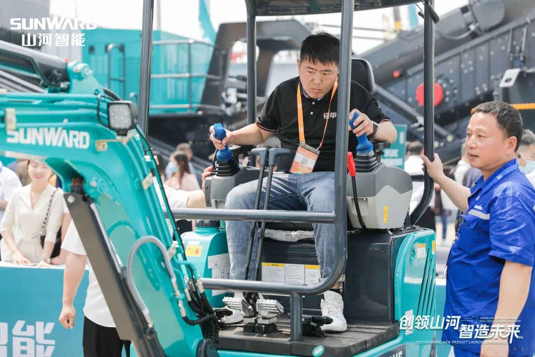 精品出击、互动一直！壹定发智能F系列挖掘机闪灼长沙展