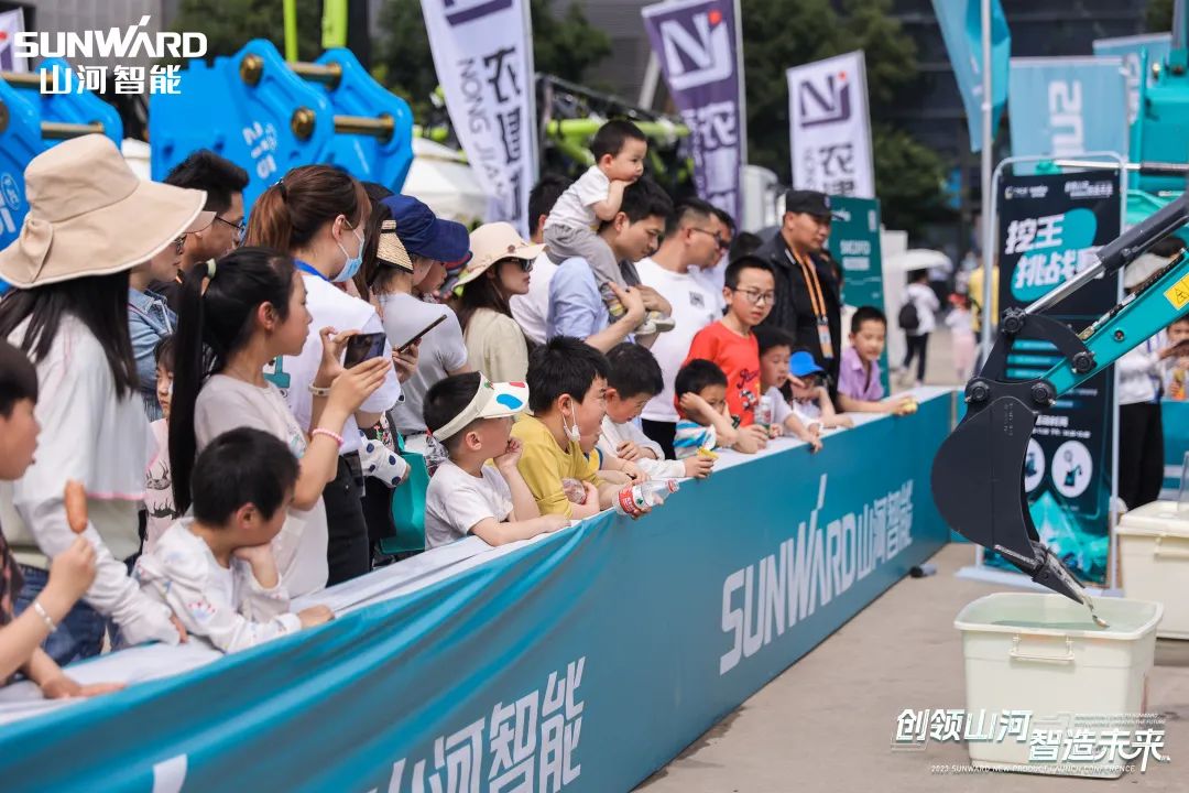 精品出击、互动一直！壹定发智能F系列挖掘机闪灼长沙展