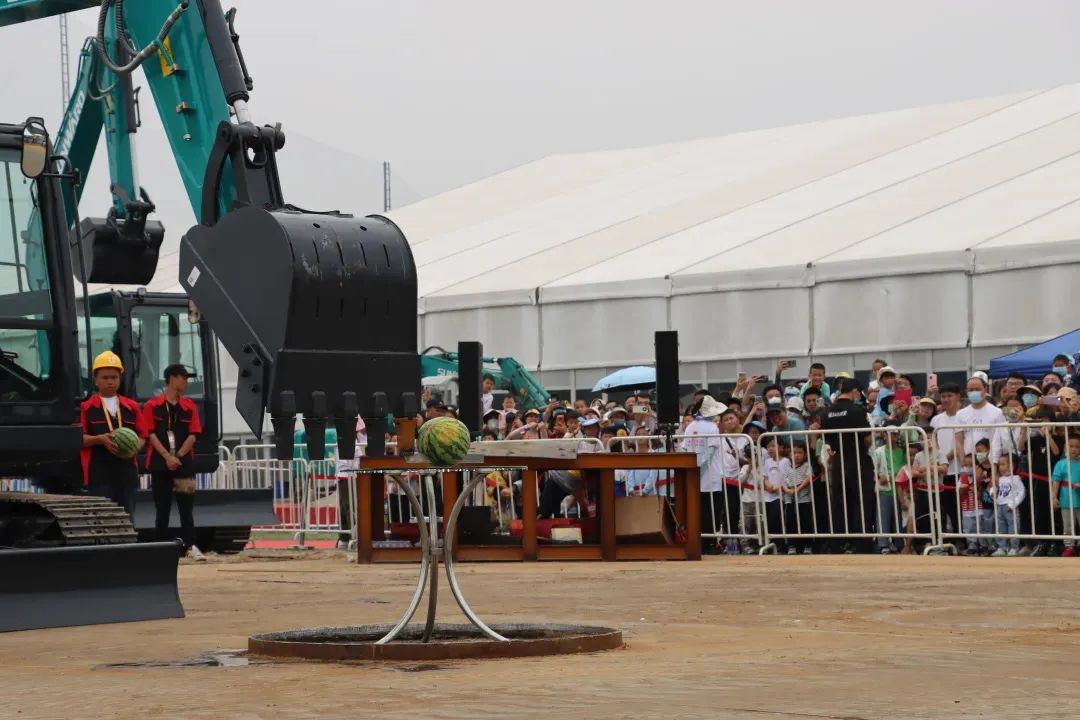 精品出击、互动一直！壹定发智能F系列挖掘机闪灼长沙展