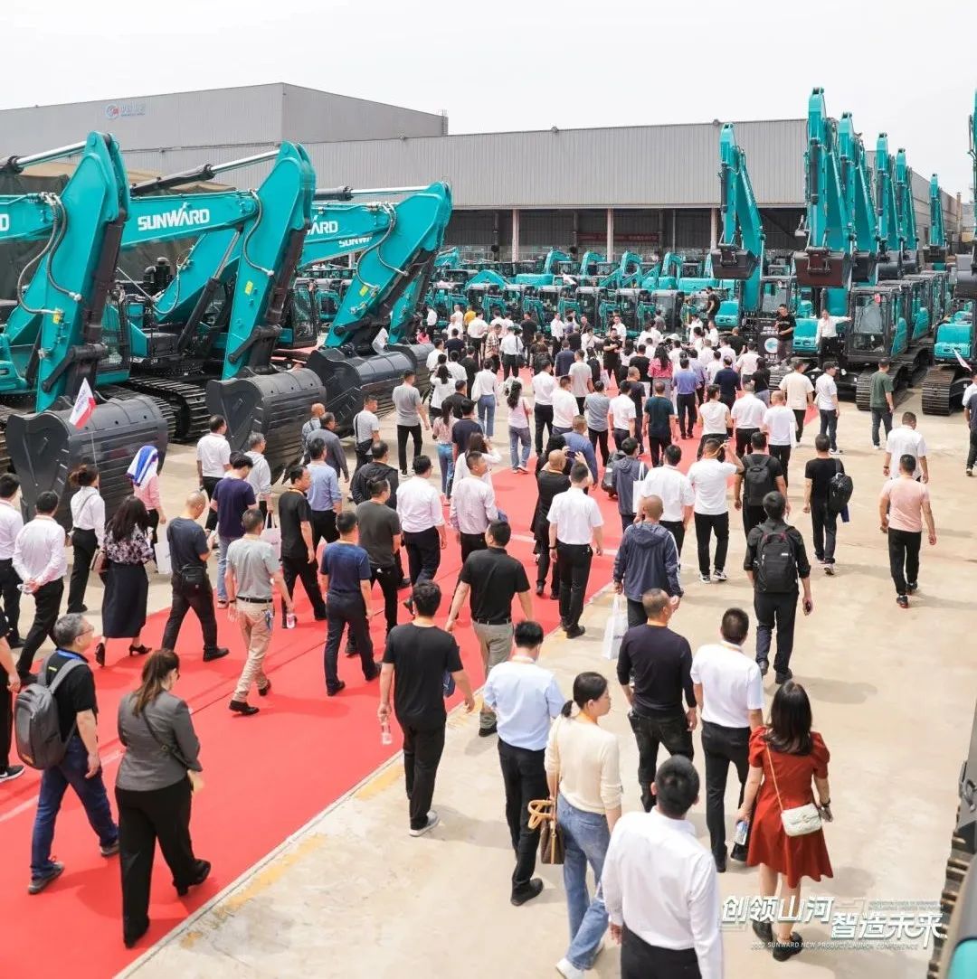 精品出击、互动一直！壹定发智能F系列挖掘机闪灼长沙展