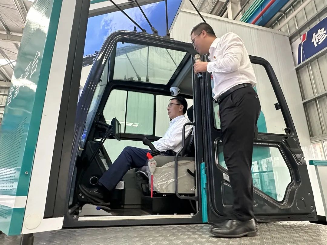 中国联通集团副总司理梁宝俊到访壹定发智能