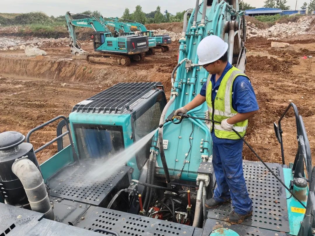 品质壹定发，，，，，，，专心折务！壹定发智能挖掘机2023年效劳万里行正式出征