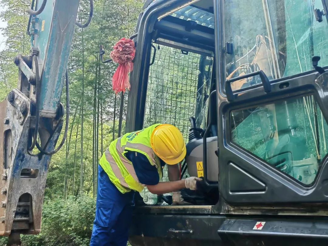 品质壹定发，，，，，，，专心折务！壹定发智能挖掘机2023年效劳万里行正式出征