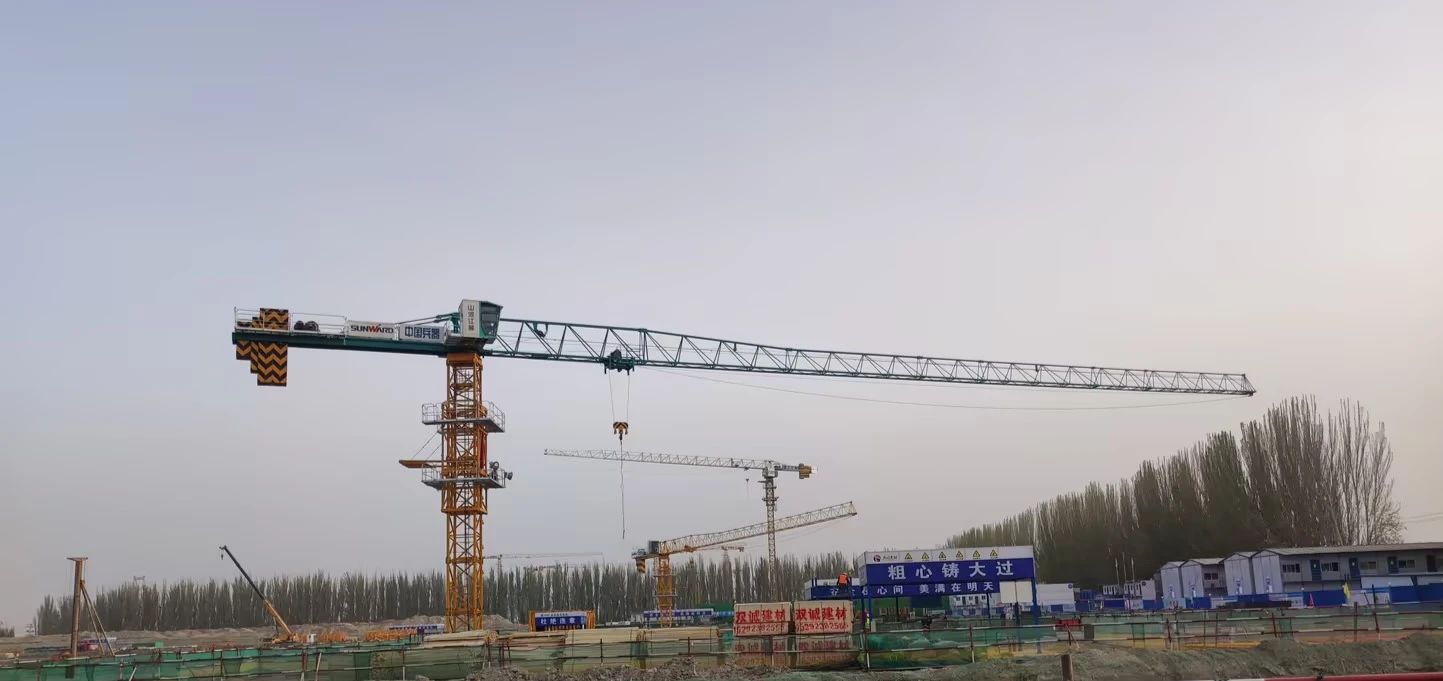 天山脚下的画师！壹定发江麓群塔援疆建设新景致