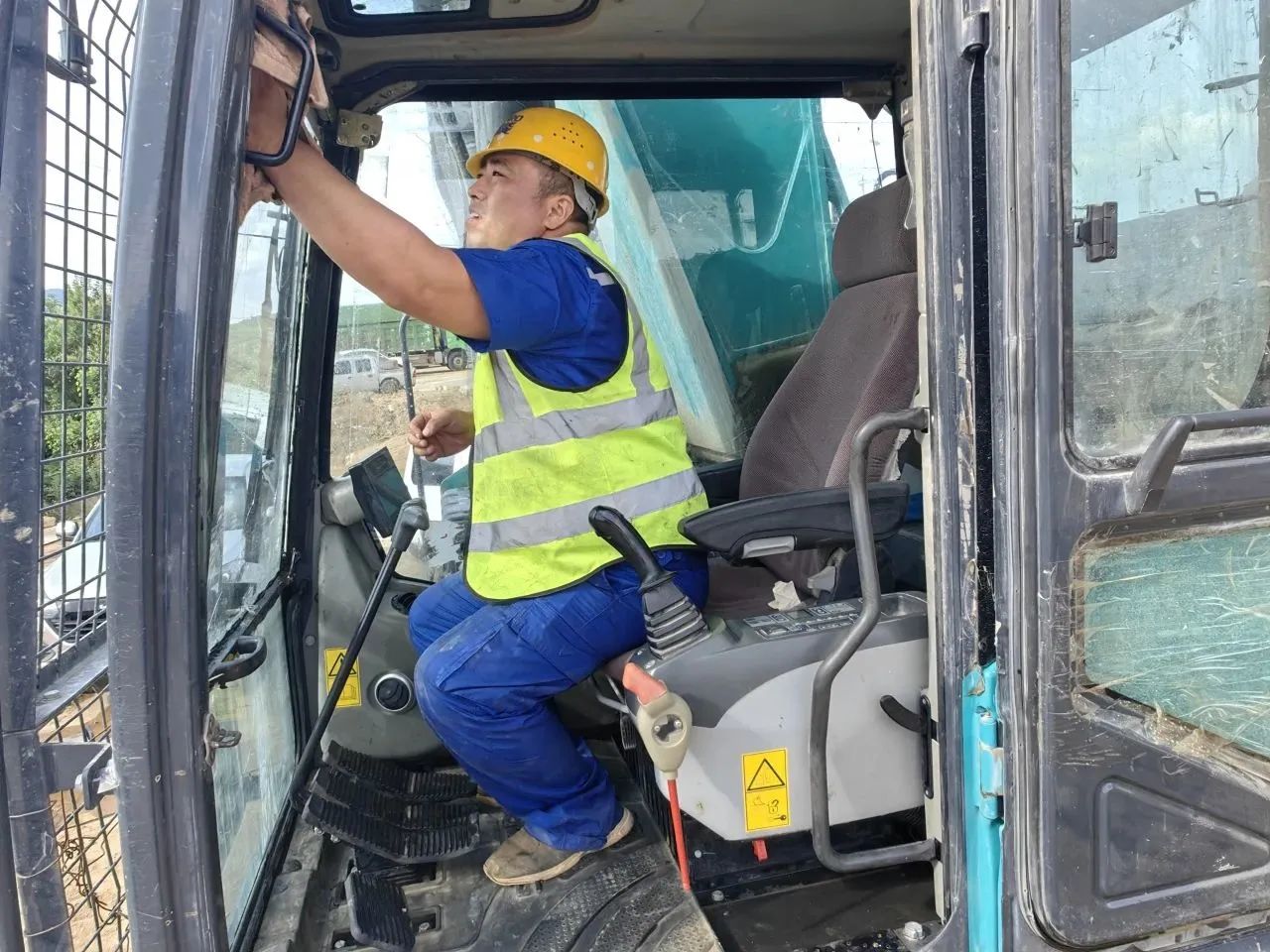 步履一直，，，，，，，效劳不止！壹定发智能挖掘机效劳万里行火热举行中