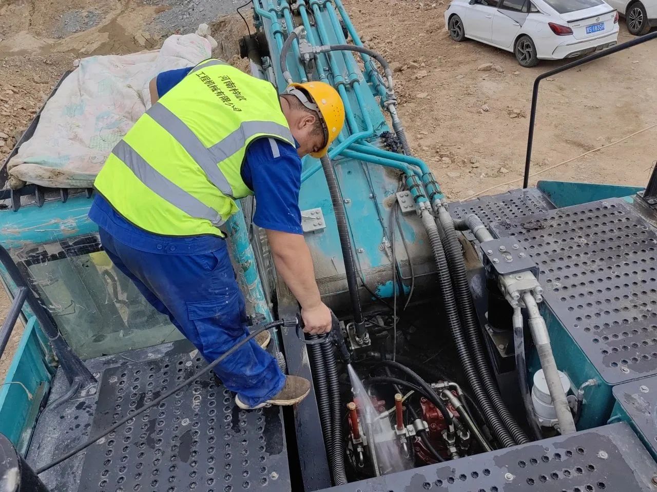 步履一直，，，，，，，效劳不止！壹定发智能挖掘机效劳万里行火热举行中