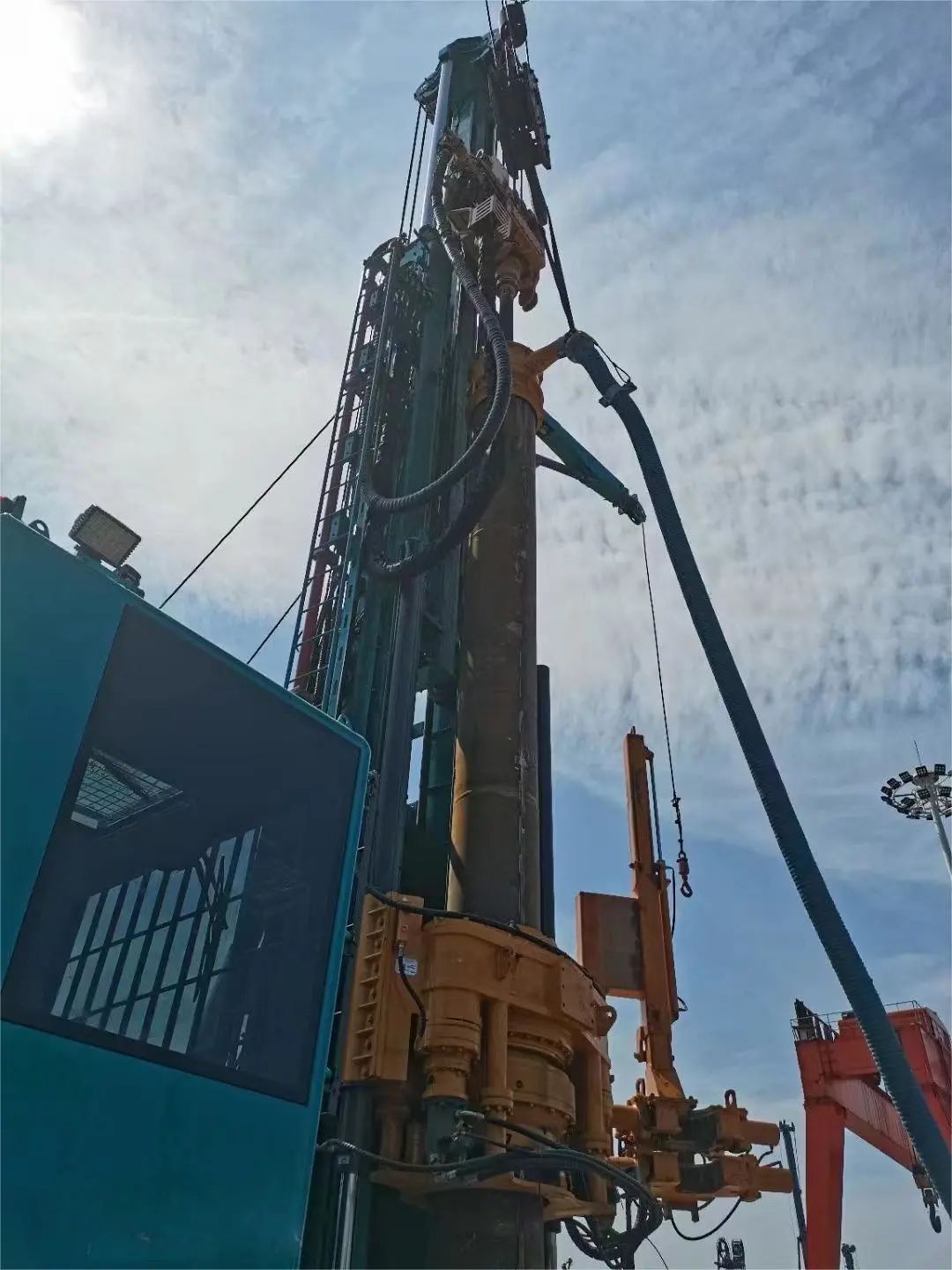 壹定发智能全球首创深井套管车载钻机下线宣布