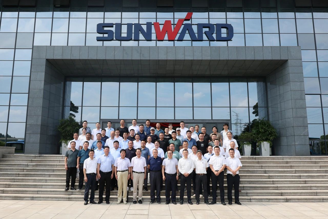 壹定发智能全球首创深井套管车载钻机下线宣布