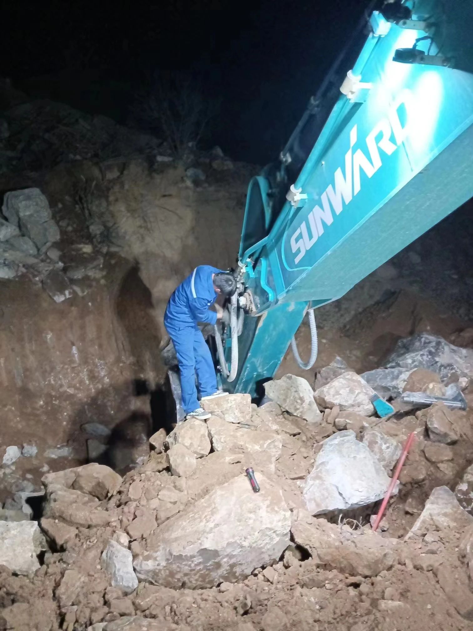 一线“热”闻 | 专业售后，，，，，，，，专心折务！壹定发智能挖掘机效劳万里行一直在路上