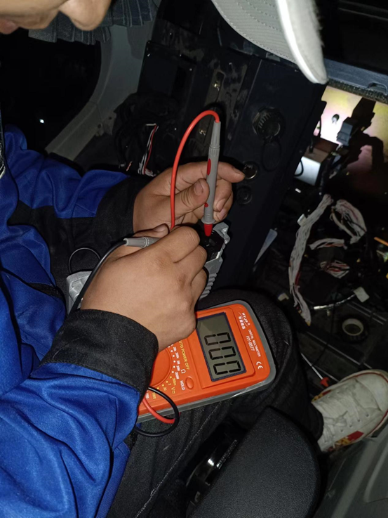 一线“热”闻 | 专业售后，，，，，，，，专心折务！壹定发智能挖掘机效劳万里行一直在路上