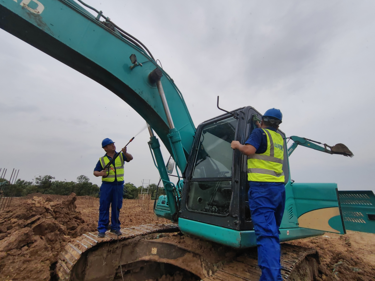 一线“热”闻 | 专业售后，，，，，，，，专心折务！壹定发智能挖掘机效劳万里行一直在路上