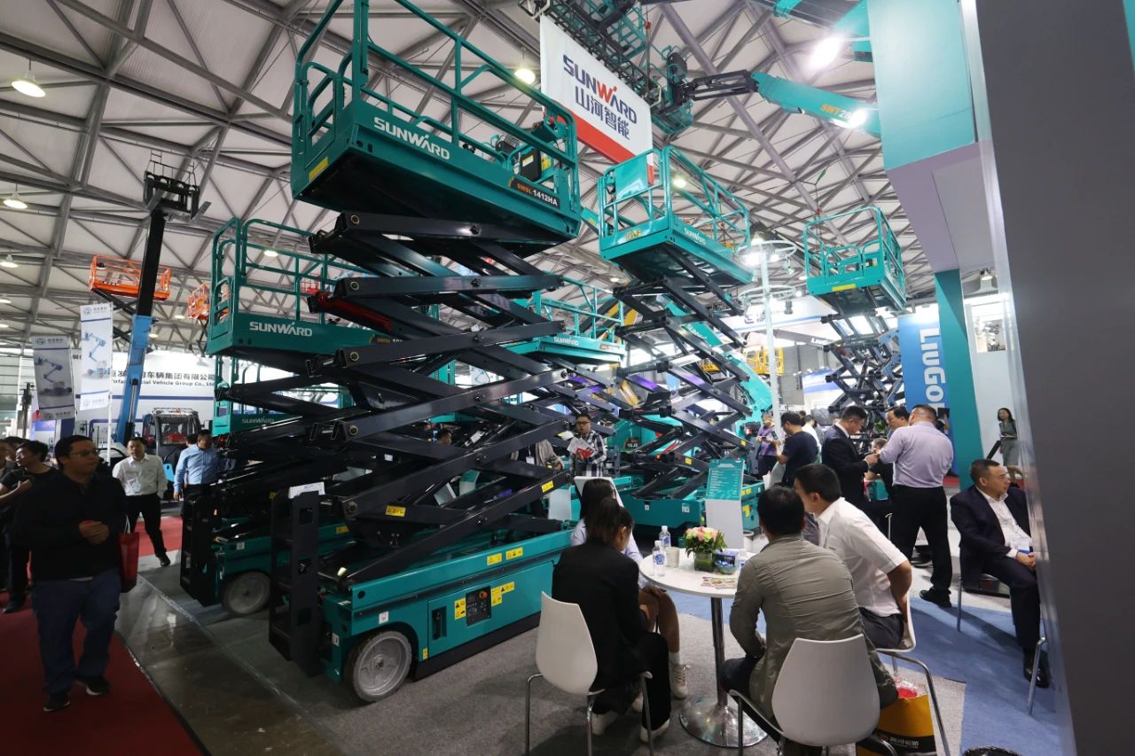 精品出击，，，闪灼魔都！壹定发智能全系列高空机械亮相2023亚洲国际高空展