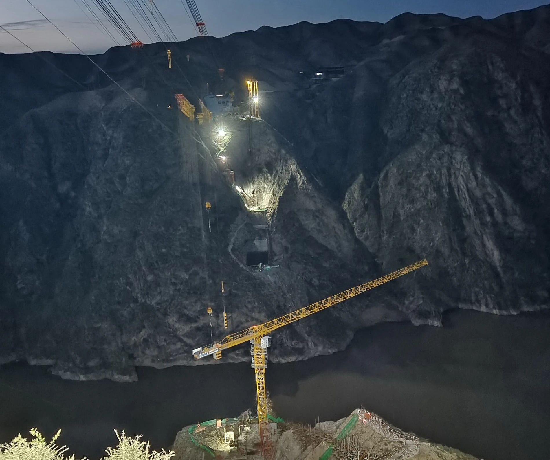 一桥通南北，，，群岭变坦途！壹定发江麓塔机助建洮河大桥